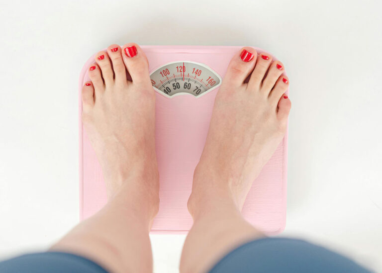 Leki na odchudzanie o połowę zmniejszają ryzyko przedwczesnej śmierci z powodu chorób serca osoba na wadze