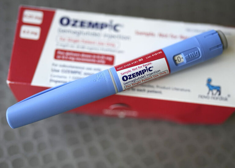 Leki GLP-1, takie jak Ozempic, Wegovy i Mounjaro, mogą wydłużać życie i chronić serce pen z Ozempic na pudełku