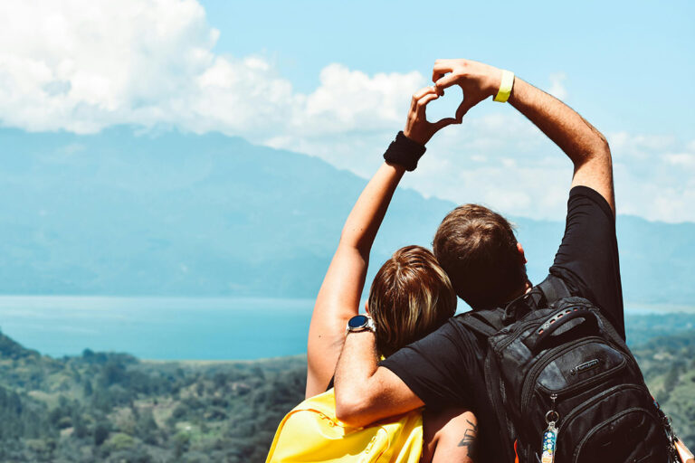 para robi znak serca dłońmi