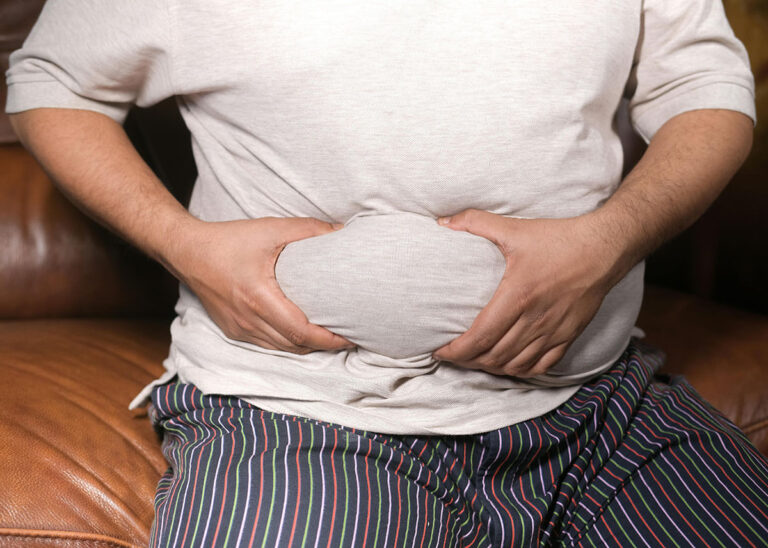 Co się dzieje po zakończeniu terapii Mounjaro lub Wegovy? Jak utrzymać efekty i uniknąć powrotu wagi otyły człowiek